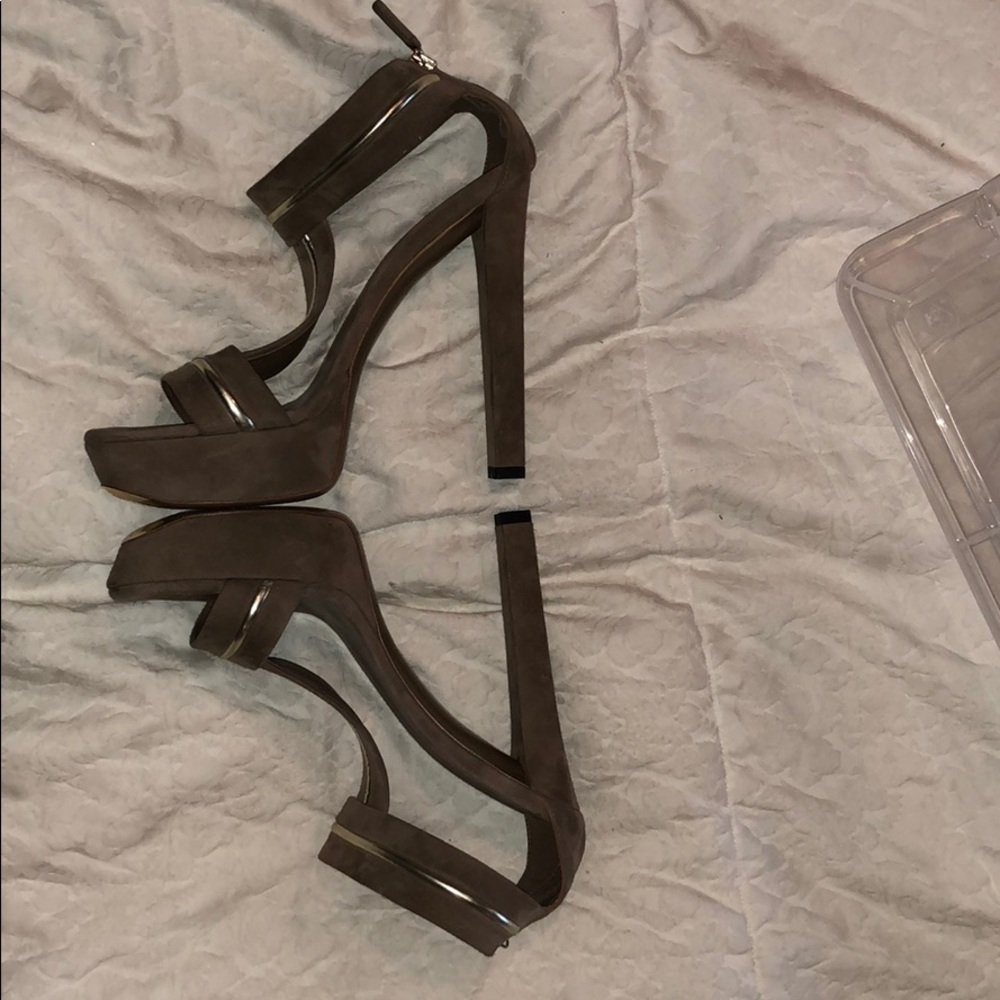 Gucci T Strap Sandle - Picture 4 of 8